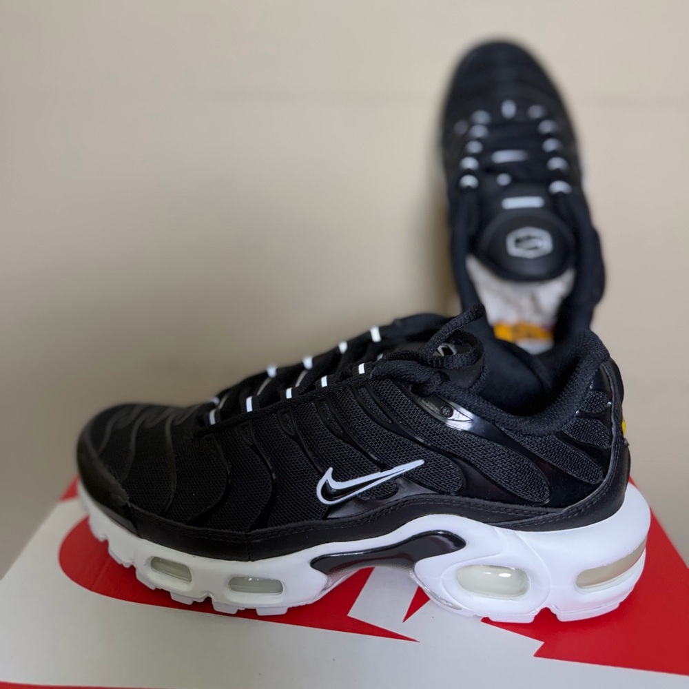 NEW with Box Nike Air Max Plus Women Shoes, Black and White, size 6W - Picture 3 of 8